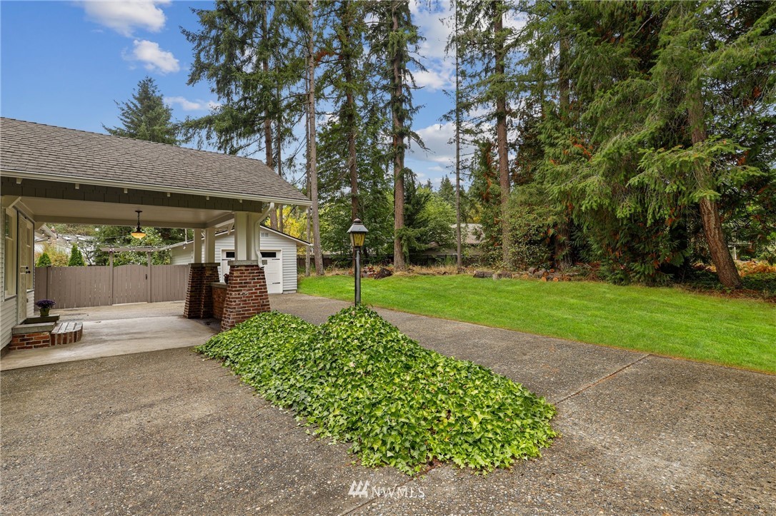 19128 Northeast Redmond Road Redmond, WA 98053 - Photo 33 of 35 a view of a patio with a table and chairs under an umbrella
