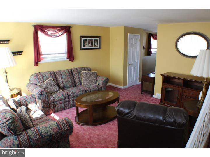 3429 Holyoke Road Philadelphia, PA 19114 - Photo 7 of 23 Living Room