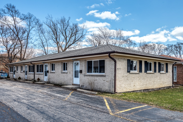 601 Highview Avenue Addison, IL 60101 - Photo 1 of 50 a front view of a house with a yard