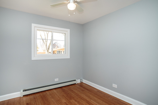 601 Highview Avenue Addison, IL 60101 - Photo 11 of 50 an empty room with a window