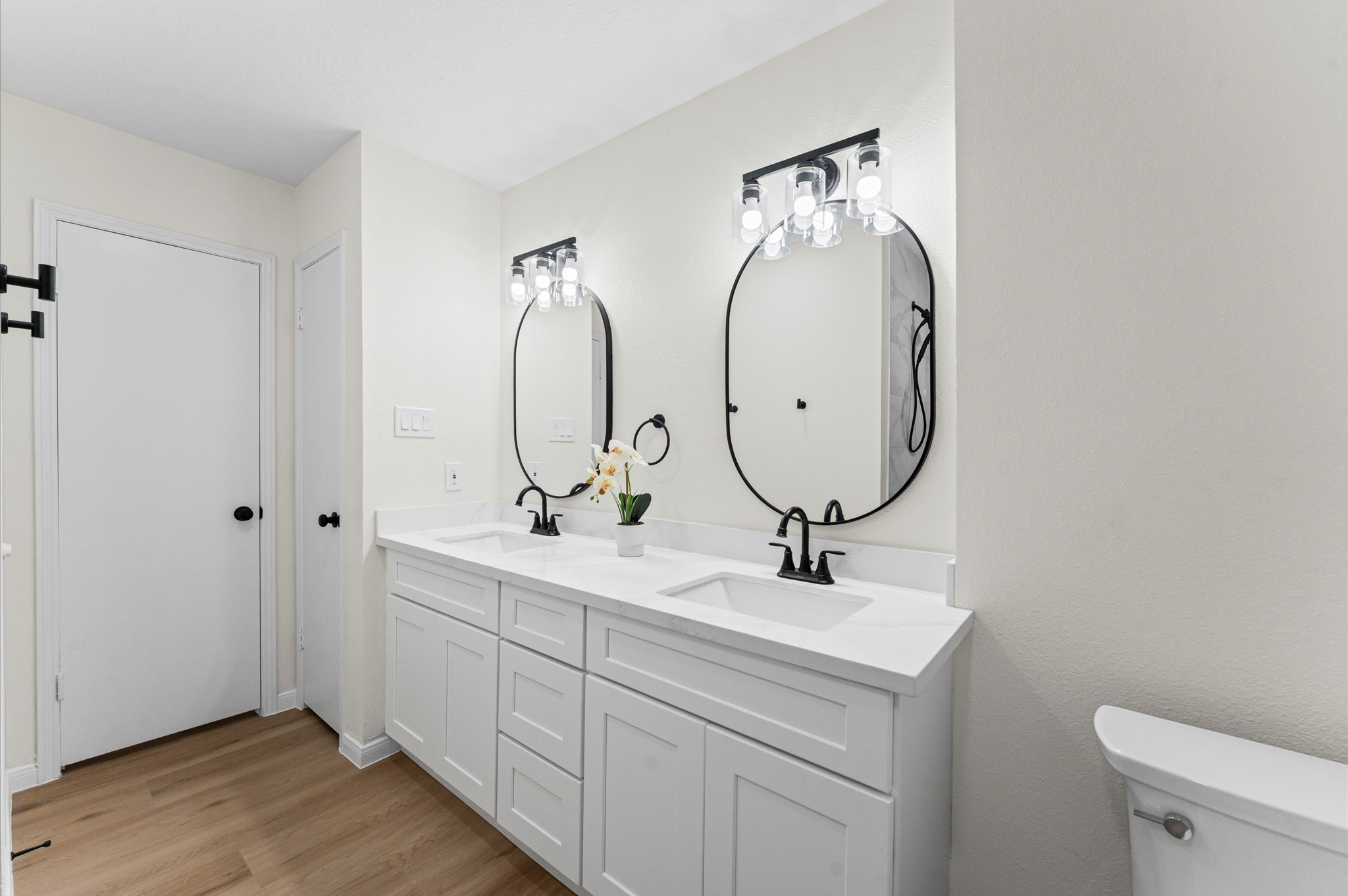 2914 Riata Lane Houston, TX 77080 - Photo 27 of 39 a bathroom with 2 sink and a mirror