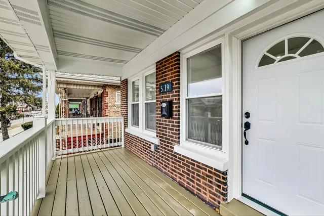 a view of livingroom with hardwood