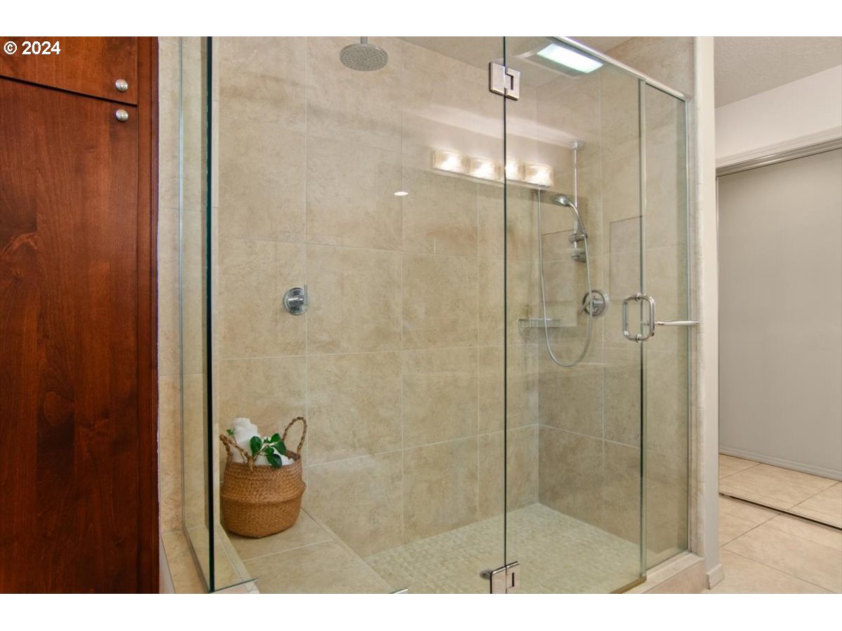 2465 Southwest 85th Court Portland, OR 97225 - Photo 19 of 40 Owner's Suite Bathroom