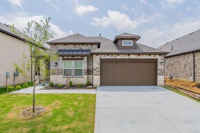 a view of a house with a porch and a yard