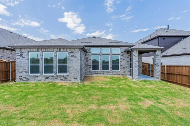 a view of a house with backyard and porch