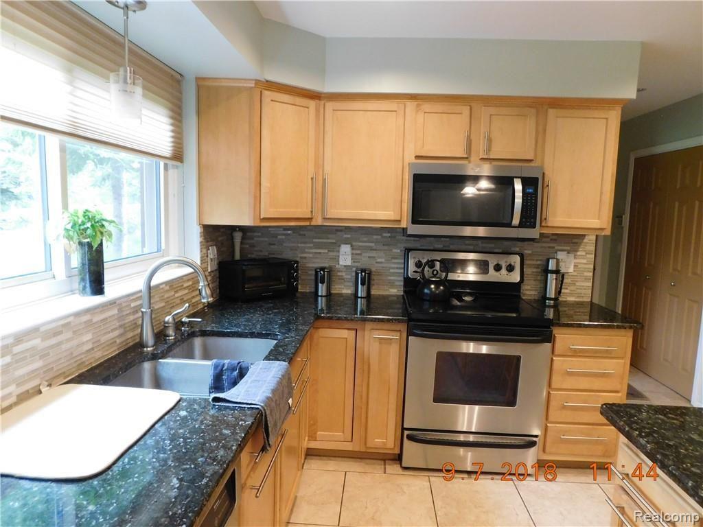 37335 Chesapeake Road Farmington Hills, MI 48335 - Photo 7 of 48
