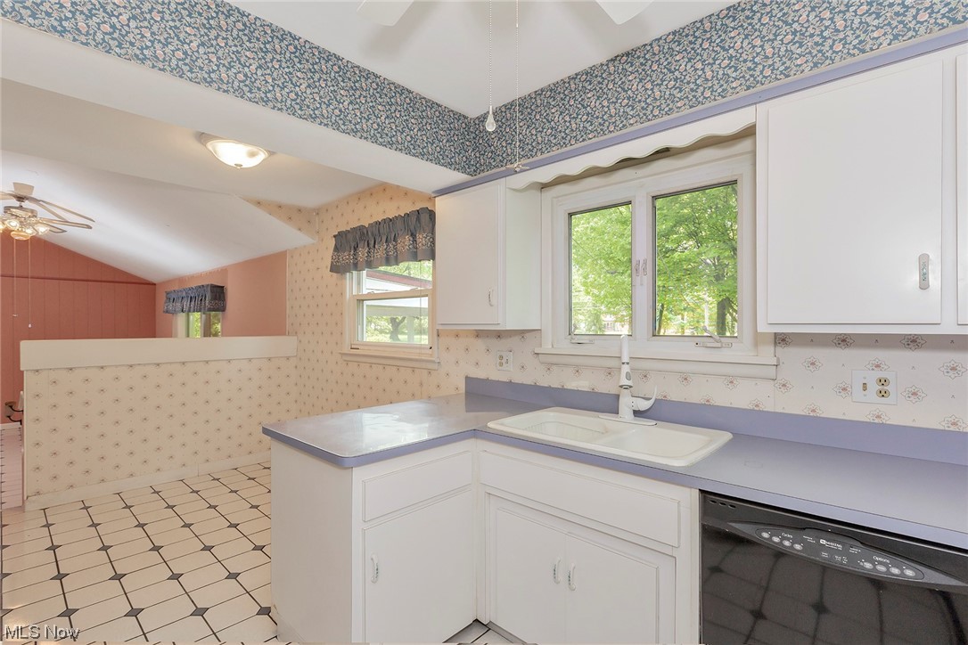 5693 Falkirk Road Lyndhurst, OH 44124 - Photo 4 of 32 Gallery Image 4