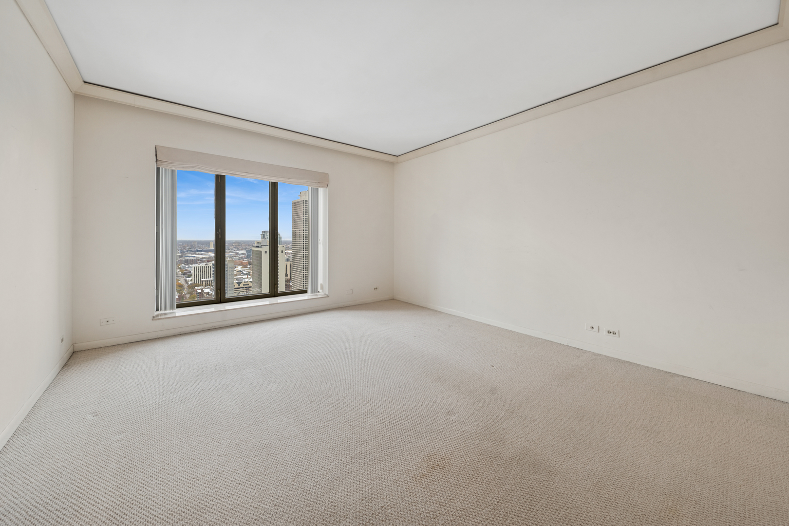 950 North Michigan Avenue, Unit 3104 Chicago, IL 60611 - Photo 18 of 28 an empty room with windows