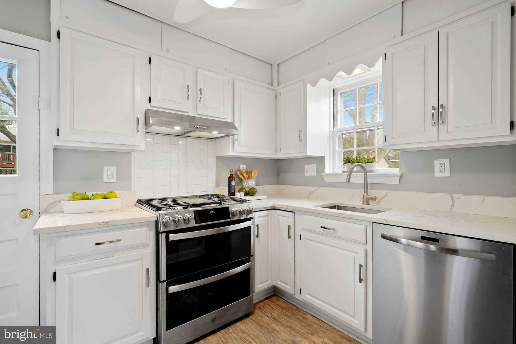 6555 28th Street North Arlington, VA 22213 - Photo 4 of 35 Kitchen