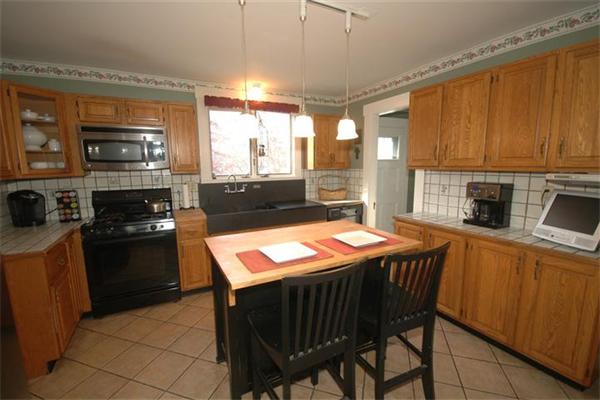54 Raven Road Lowell, MA 01852 - Photo 2 of 30 Gallery Image 2