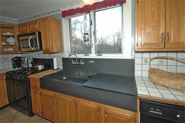 54 Raven Road Lowell, MA 01852 - Photo 4 of 30 Gallery Image 4