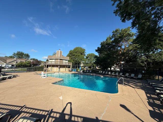 $2,100 | 70 Margate Court, Unit C2, Schaumburg, IL 60193