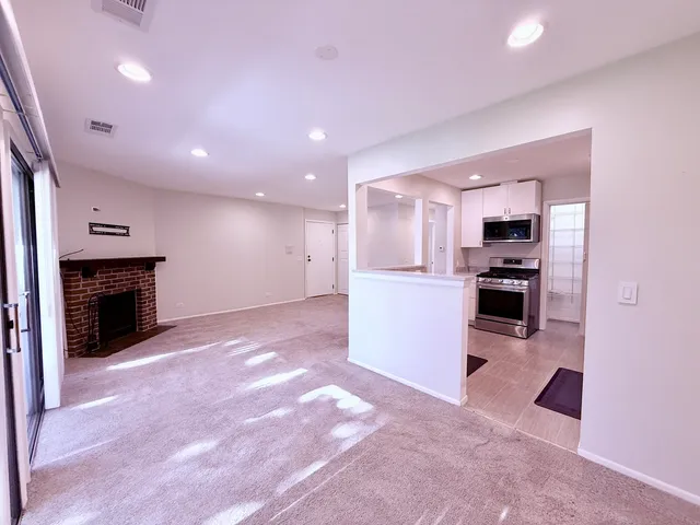 $2,100 | 70 Margate Court, Unit C2, Schaumburg, IL 60193