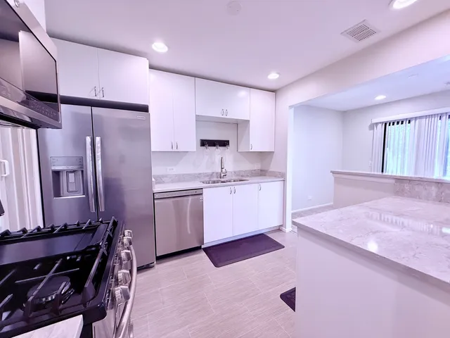 $2,100 | 70 Margate Court, Unit C2, Schaumburg, IL 60193