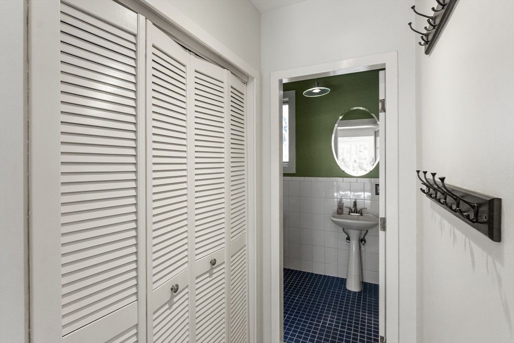 43 Farina Road Hull, MA 02045 - Photo 16 of 39 an entryway view