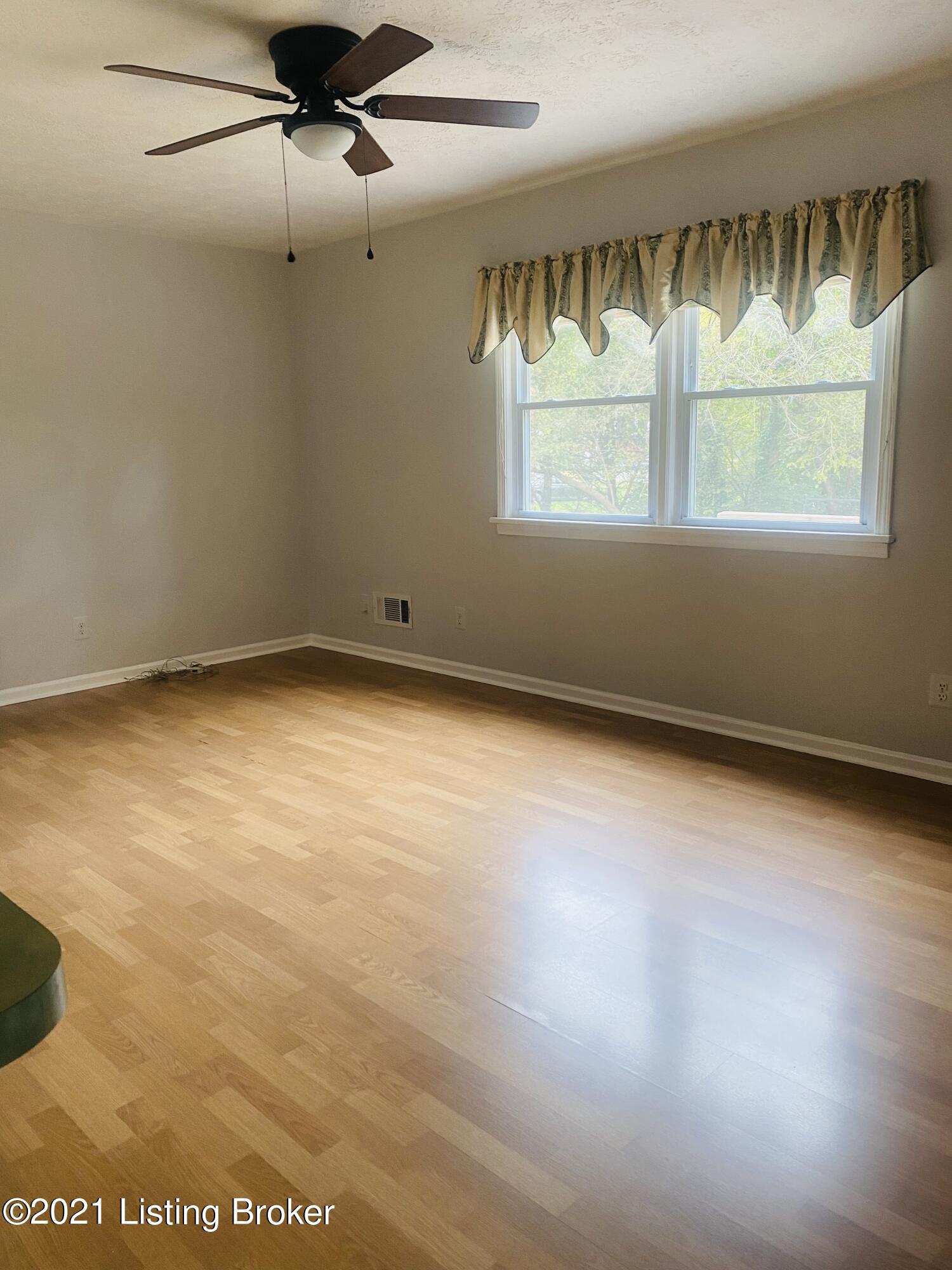10301 St Rene Road Louisville, KY 40299 - Photo 4 of 25 9B8A1B5F-A42A-4AF6-B475-86EA0DCD0DE7