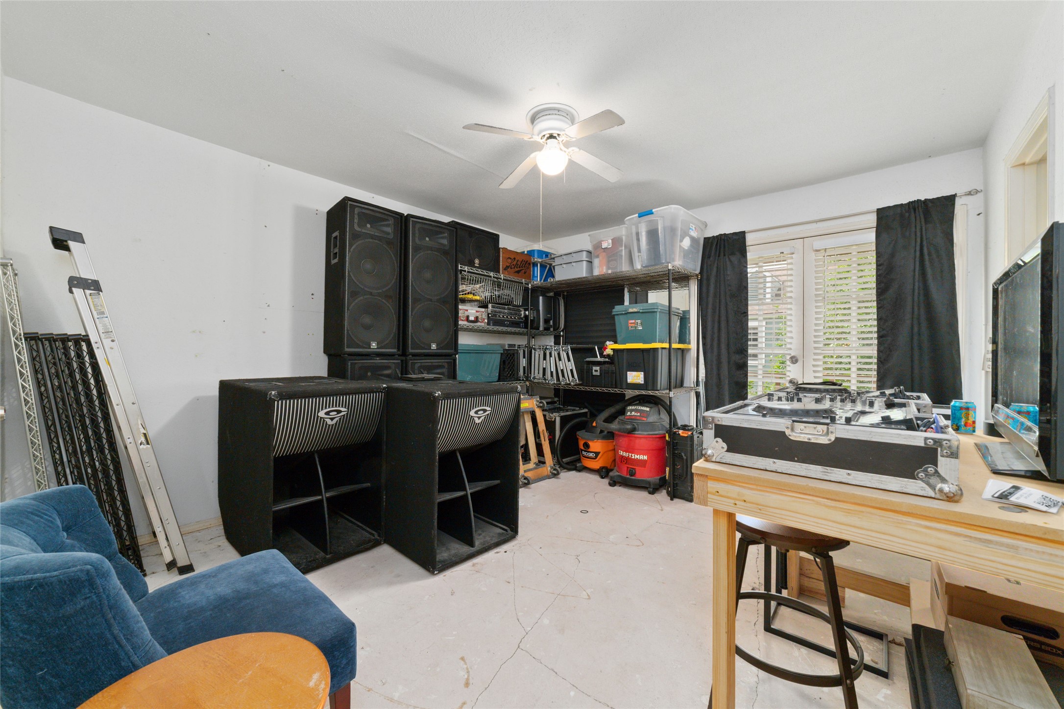 5800 Lumberdale Road, Unit 55 Houston, TX 77092 - Photo 21 of 34 a bedroom with furniture or couch and a flat tv screen