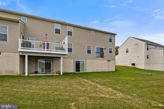 a view of a house with backyard and garden