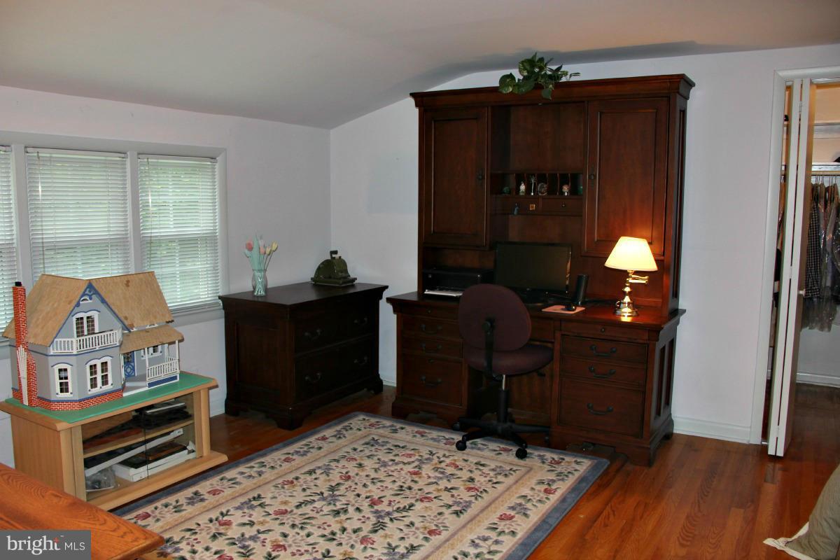 1931 Foxhall Road McLean, VA 22101 - Photo 14 of 21 a living room with furniture