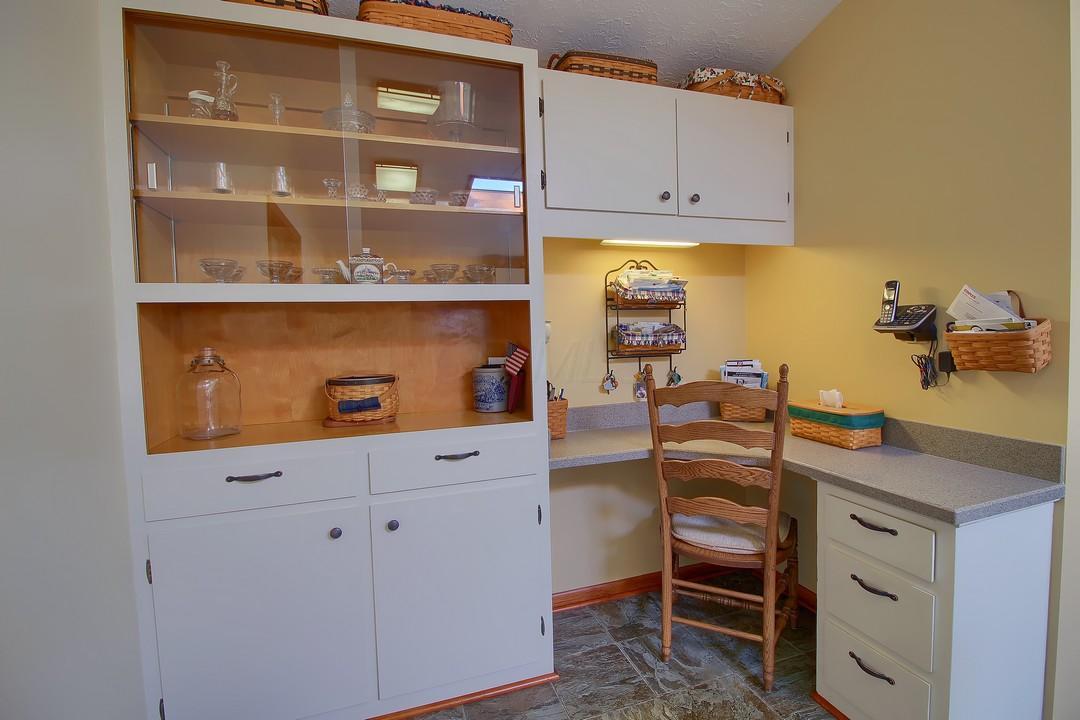 3104 Eastwick Road Columbus, OH 43232 - Photo 21 of 59 Built in hutch and desk