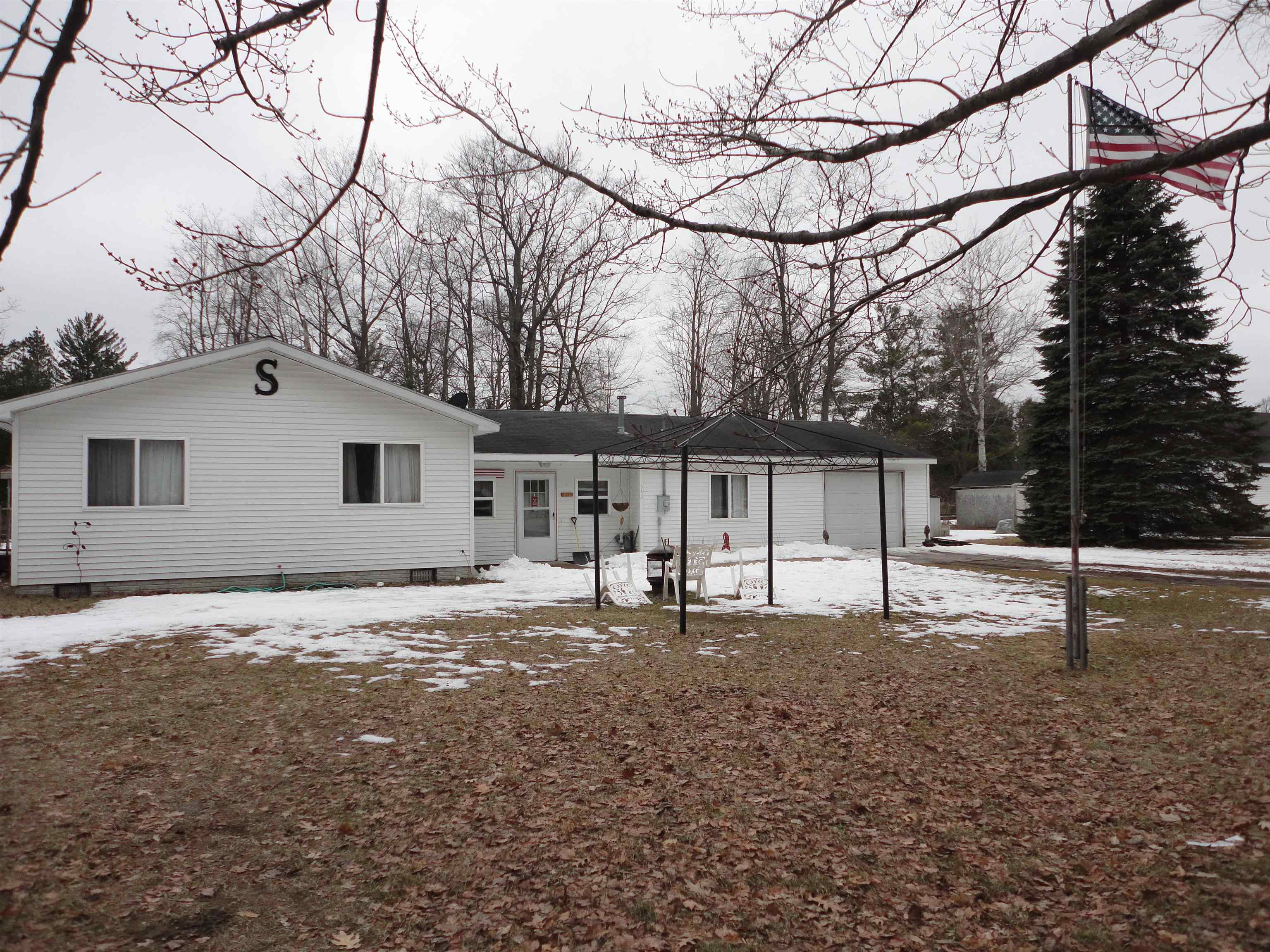 342 Lincoln Street Harrison, MI 48625 - Photo 2 of 19