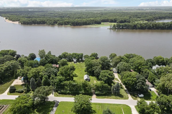 $250,000 | 17520 River Road North, Cordova, IL 61242