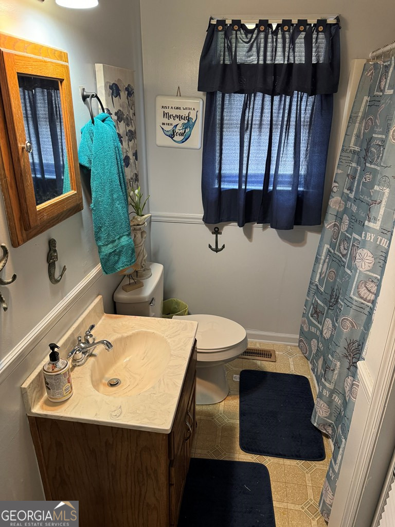 2014 Davis Avenue Tifton, GA 31794 - Photo 16 of 18 a bathroom with a sink toilet and mirror