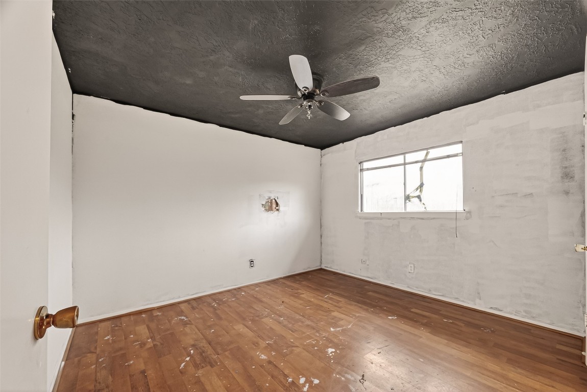 10135 Shell Rock Road La Porte, TX 77571 - Photo 14 of 17 a view of a big room with carpet