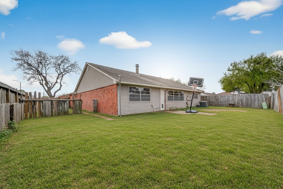 10135 Shell Rock Road La Porte, TX 77571 - Photo 17 of 17 a view of a backyard of the house