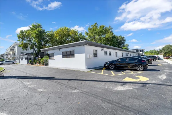 a view of a house with backyard and sitting area