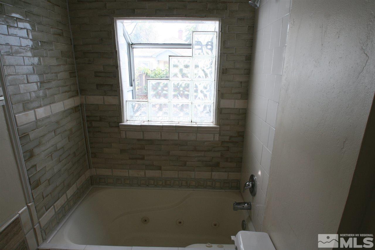 620 Thoma Street Reno, NV 89502 - Photo 7 of 13 a bathroom with a bathtub