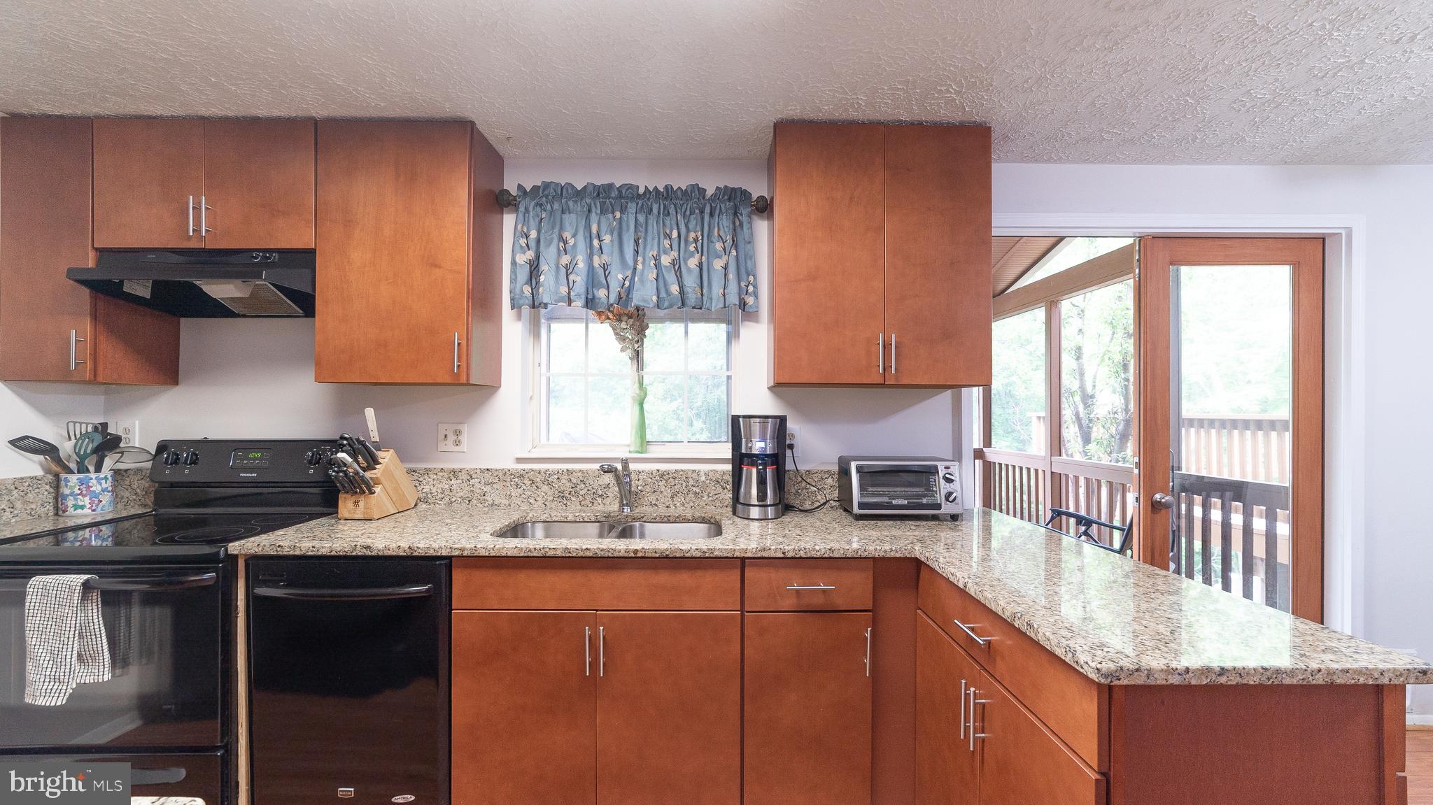 10544 Apple Ridge Road Gaithersburg, MD 20886 - Photo 9 of 24 New granite kitchen