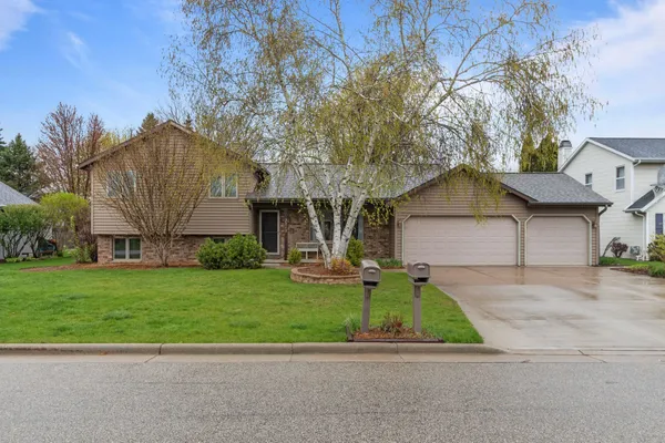 $385,000 | 2212 West Seneca Drive, Appleton, WI 54914