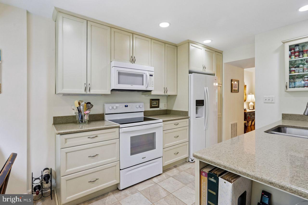 11333 Orchard Lane Reston, VA 20190 - Photo 13 of 41 Kitchen