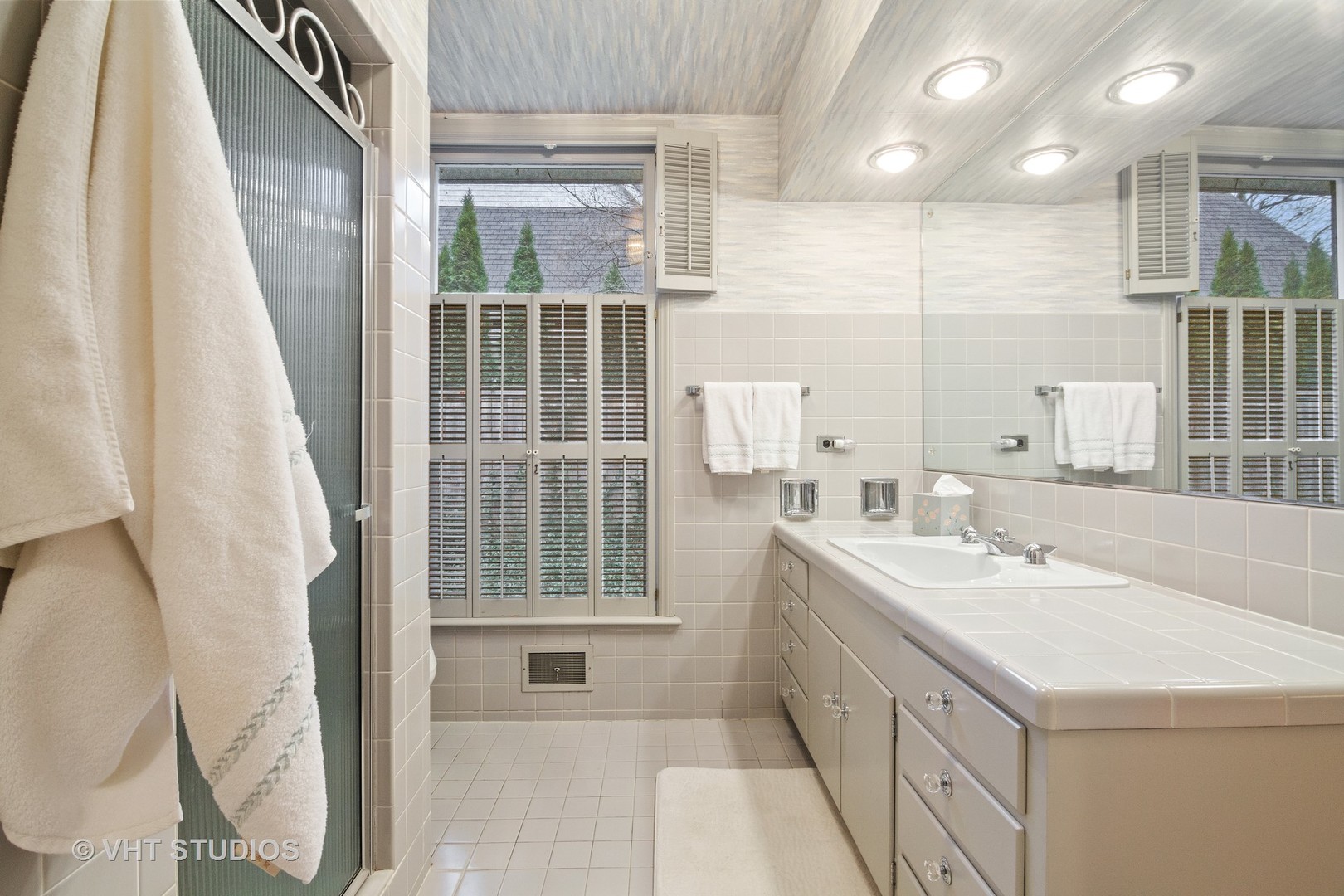 1122 Mohawk Road Wilmette, IL 60091 - Photo 14 of 23 a bathroom with a sink a vanity and a mirror