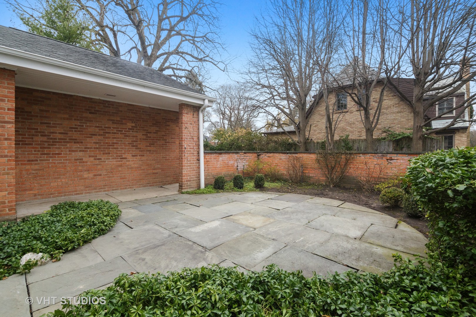 1122 Mohawk Road Wilmette, IL 60091 - Photo 19 of 23 a backyard of a house with lots of green space