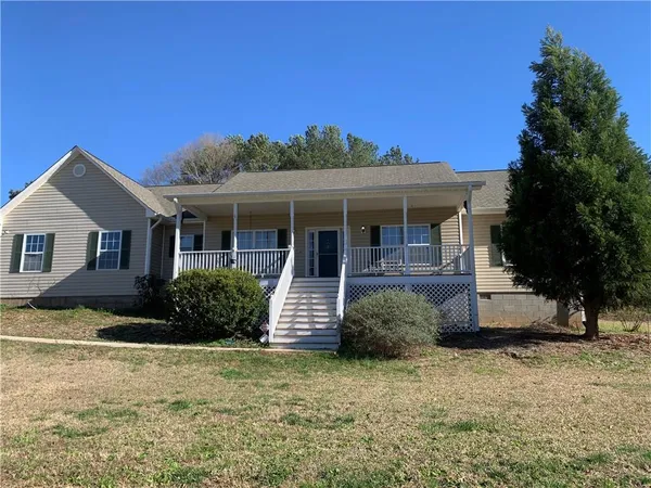 a view of a house with a yard