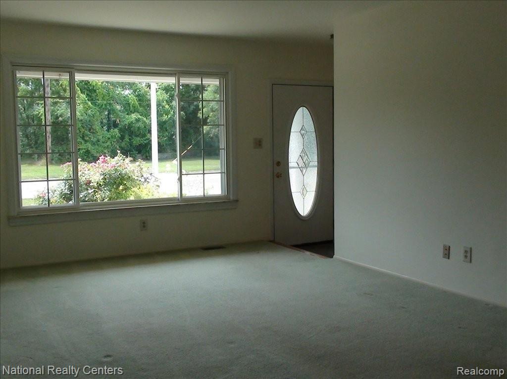 8900 Farmington Road Livonia, MI 48150 - Photo 6 of 11 Living Room