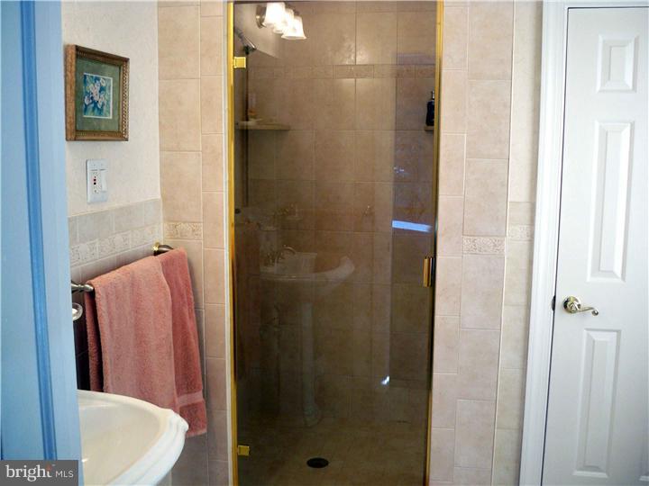400 Collins Drive Springfield, PA 19064 - Photo 14 of 21 Master Bathroom