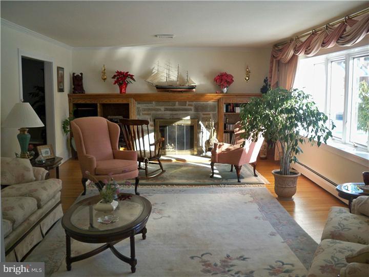 400 Collins Drive Springfield, PA 19064 - Photo 4 of 21 Living Room
