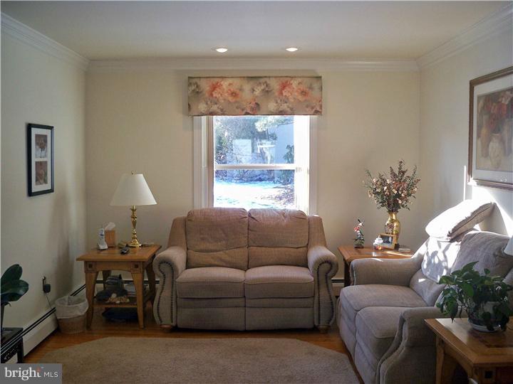 400 Collins Drive Springfield, PA 19064 - Photo 8 of 21 Family Room