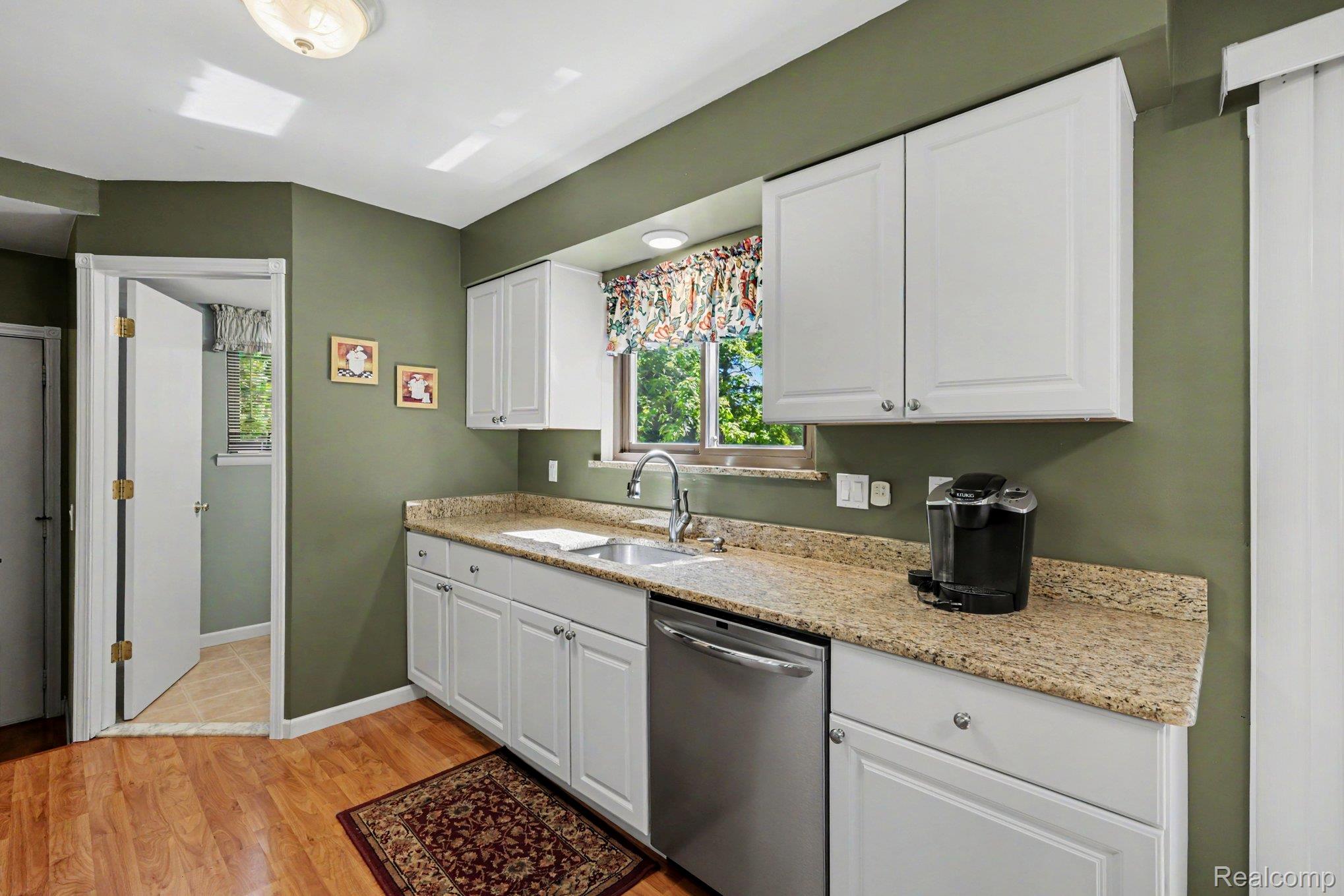 1683 Dancer Drive Rochester, MI 48307 - Photo 7 of 38 Updated kitchen