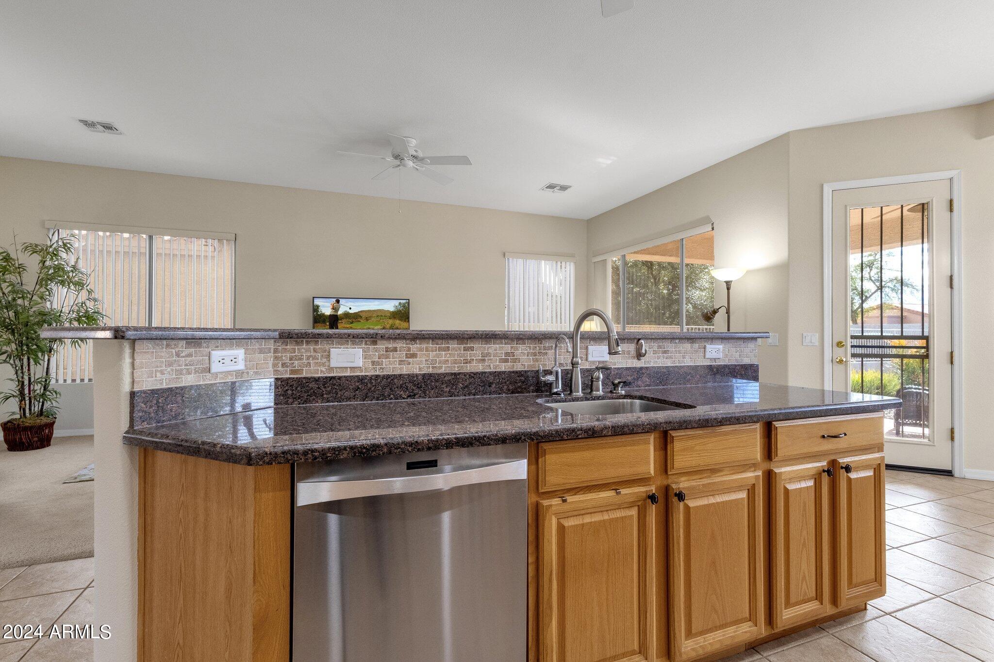 4461 East Walnut Road Gilbert, AZ 85297 - Photo 6 of 18 17-web-or-mls-4461-e-walnut-rd