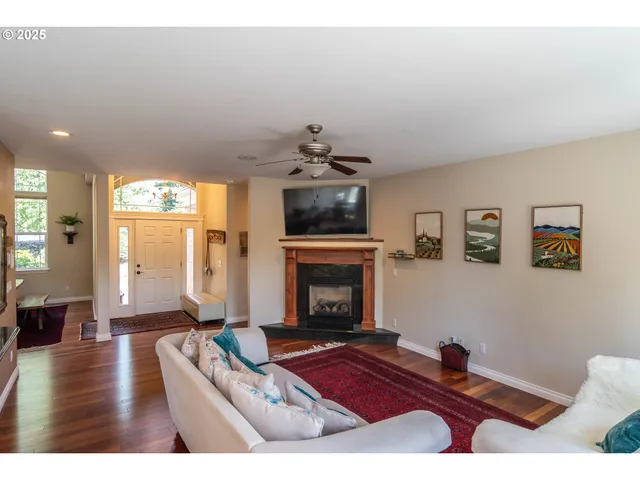 $1,049,000 | 295 Fairway Village Lane, Roseburg, OR 97471