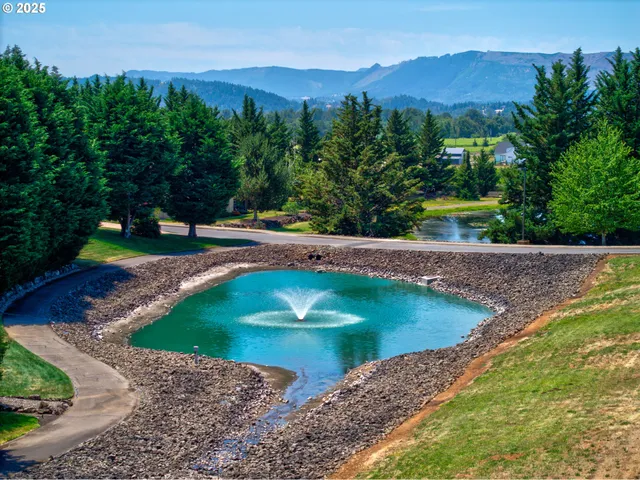 $1,049,000 | 295 Fairway Village Lane, Roseburg, OR 97471