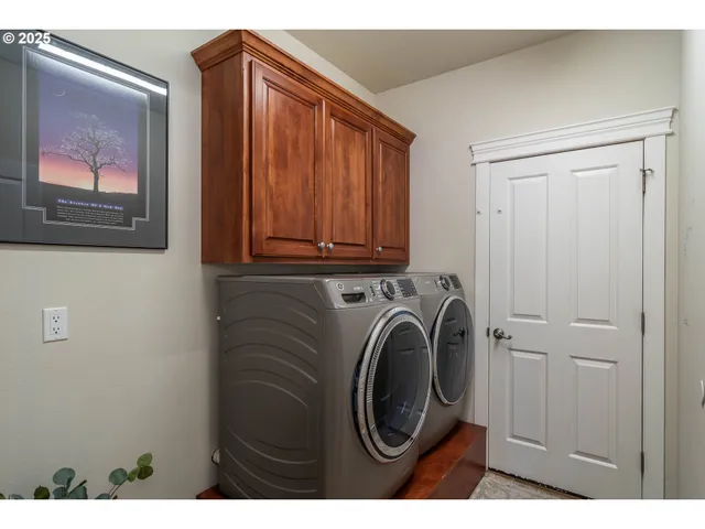 $1,049,000 | 295 Fairway Village Lane, Roseburg, OR 97471