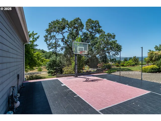 $1,049,000 | 295 Fairway Village Lane, Roseburg, OR 97471