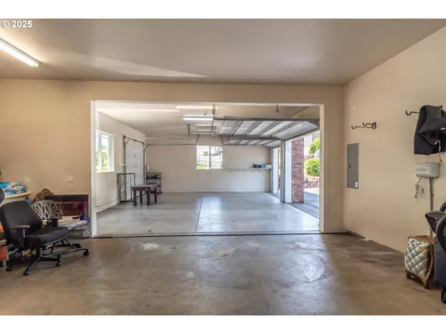 $1,049,000 | 295 Fairway Village Lane, Roseburg, OR 97471