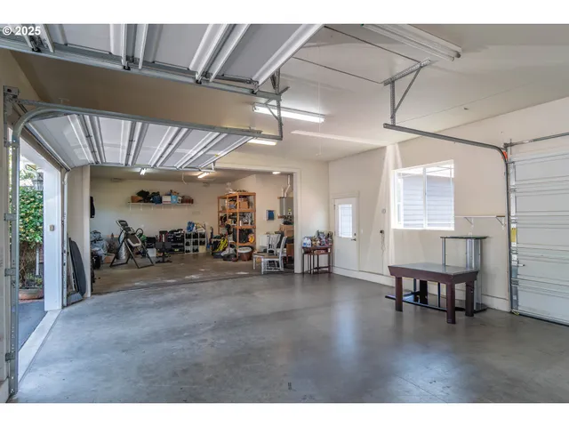 $1,049,000 | 295 Fairway Village Lane, Roseburg, OR 97471