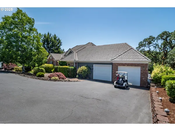 $1,045,000 | 295 Fairway Village Lane, Roseburg, OR 97471